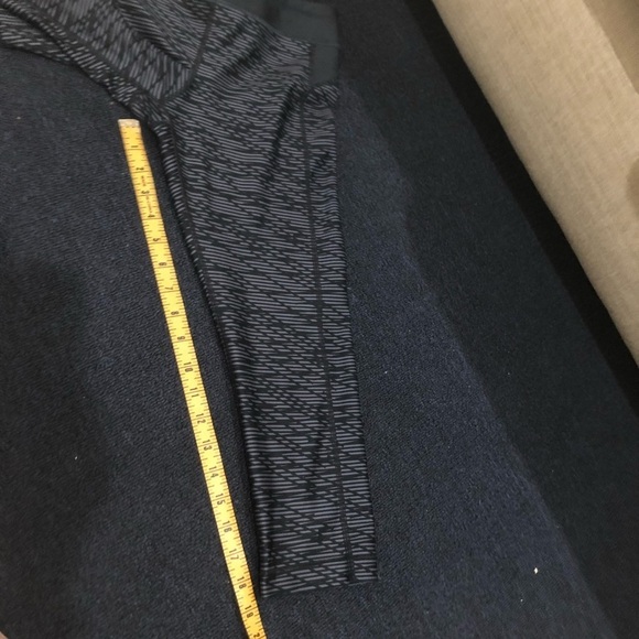 Under Armour Black & Gray Striped Capris Size Medium - Picture 8 of 8